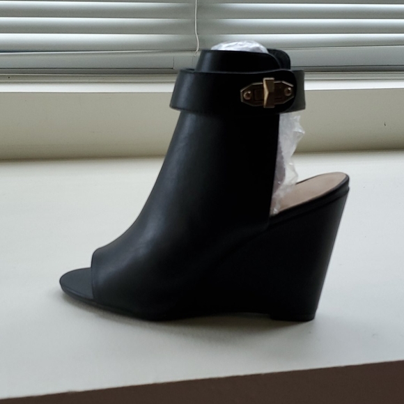 Shoes - Picture 1 of 2